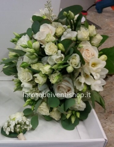 Bouquet con fiori tendente al bianco.