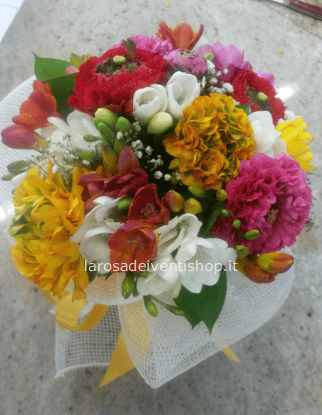 Bouquet di fresie e ranuncoli colorati