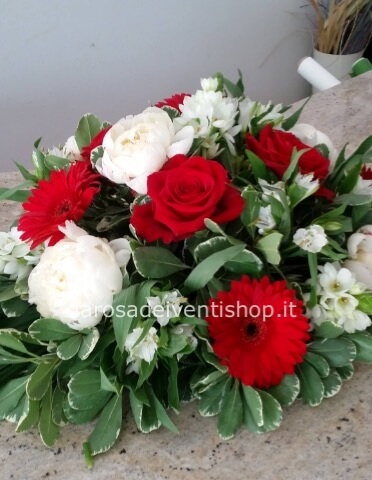 Composizione di fiori rossi e bianchi
