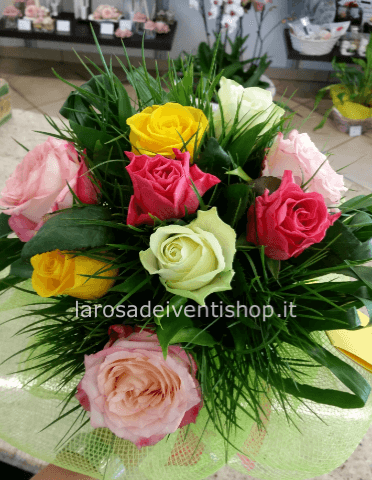 Composizione con rose colori misti assortiti