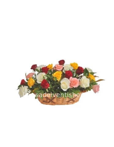 Composizione in cesto di rose colori misti - scegli tu il prezzo dell'omaggio