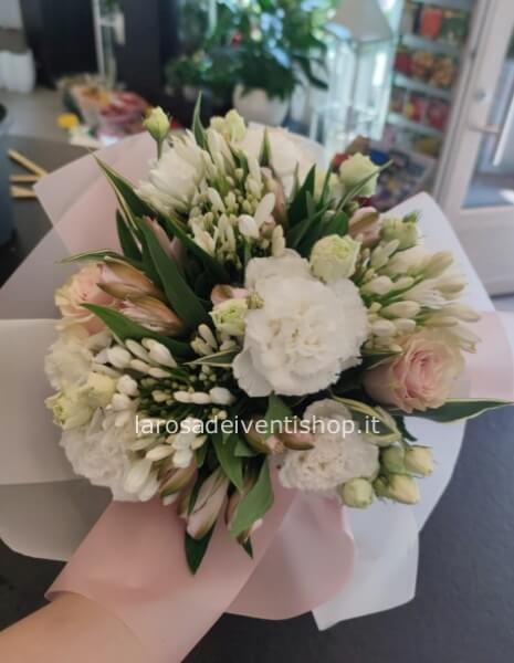 Mazzo di colore bianco e rosa
