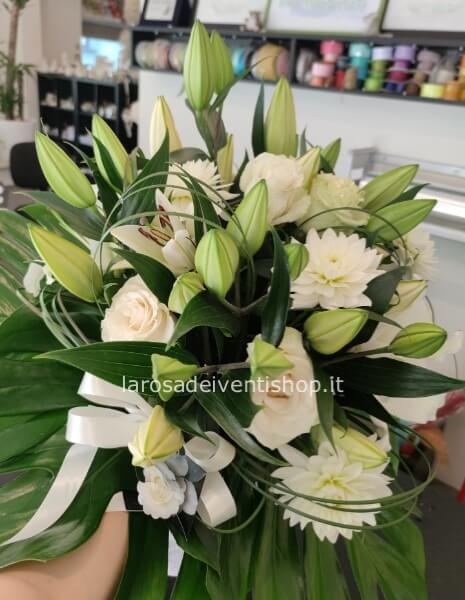 Composizione di fiori bianchi assortiti