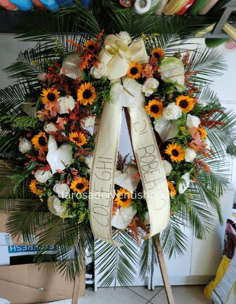 Corona funebre con fiori freschi assortiti, colorata.