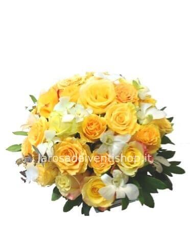 Composizione centrotavola con fiori freschi misti