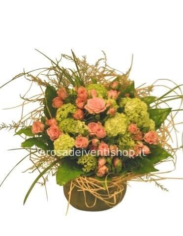 Cestino con composizone di rose e verde pregiato.