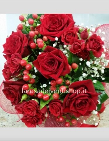 Bouquet di rose rosse confezionato.
