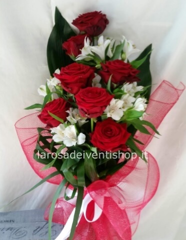 Bouquet di 3 rose rosse e fiori bianchi (es. lisianthus, astromeria, ecc.. secondo la disponibilità)