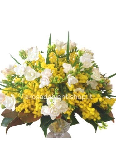 Bouquet di fresie e mimosa.