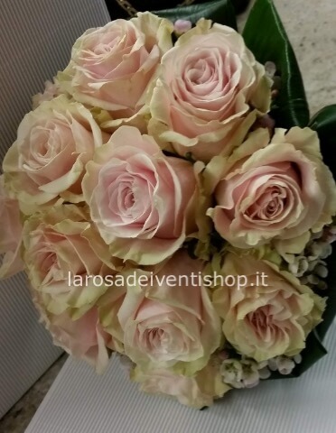 Bouquet di rose rosa confezionato