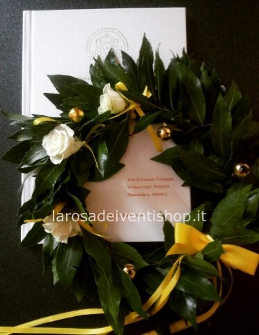 Coroncina d'alloro con rose bianche e bacche oro, colore nastro a scelta