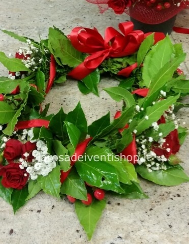 Coroncina d'alloro con roselline, gipsofila e nastri in raso colori a scelta