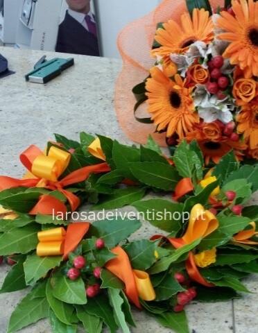 Coroncina d'alloro con bacche rosse e nastri in raso colori a scelta