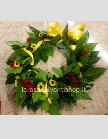 Coroncina d'alloro con roselline rosse, santini gialli e nastro in raso colori a scelta
