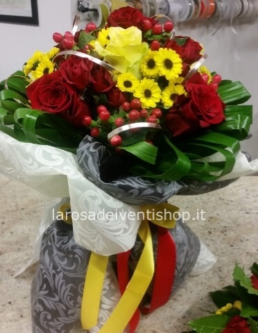 Bouquet di fiori misti gialli e rossi con rose - Scegli tu l'importo dell'omaggio