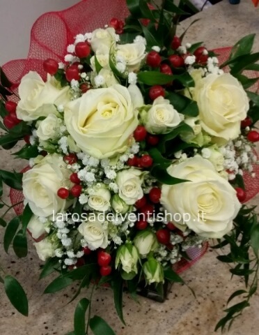 Bouquet di rose bianche e bacche di Hippeicum - Scegli tu il prezzo dell'omaggio