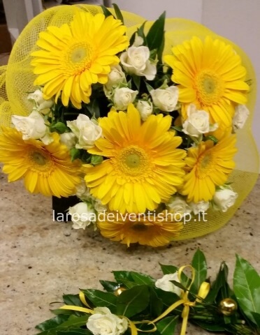 Bouquet di gerbere gialle e roselline bianche