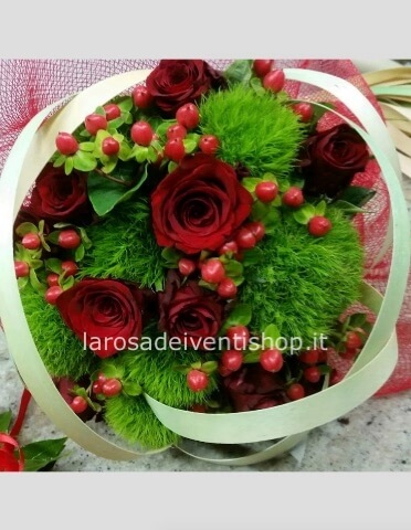 Bouquet con rose rosse, Hippericum, garofano verde - Scegli tu il prezzo dell'omaggio