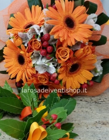 Bouquet con gerbere arancioni e fiori misti - Scegli tu il prezzo dell'omaggio.
