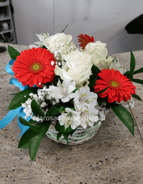 Cestino di fiori freschi misti colori chiari - Scegli tu il prezzo dell'omaggio