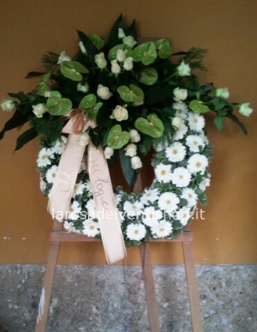Corona funebre con ciuffo decorativo suoi toni del bianco