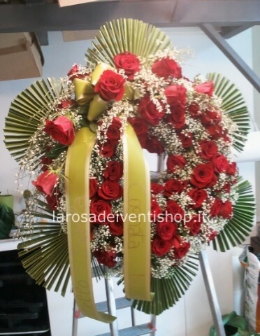 Corona funebre con rose rosse