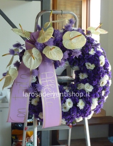 Corona funebre sulle tonalità del viola con ciuffo decorativo laterale