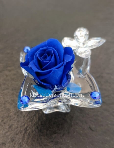 Calice in vetro con rosa stabilizzata e farfalla