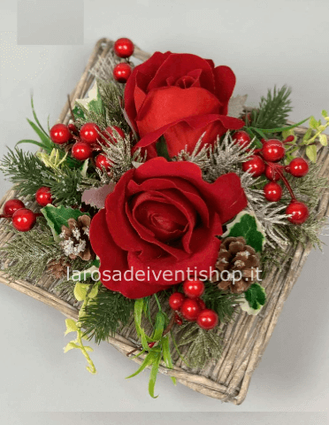 Composizione fiori sintetici rossi.