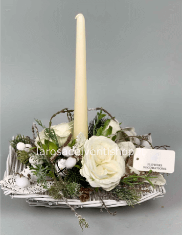 Centrotavola con fiori bianchi con candela