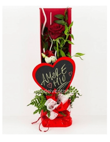 Box 12.5 x 10 x h 70 cm con 3 rose rosse e fiori misti bianchi