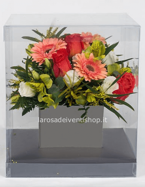 Composizione di fiori misti con scatola regalo