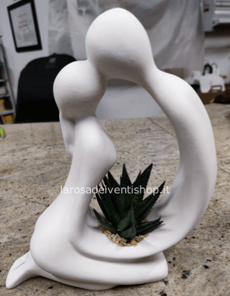 Statua coppia stilizzata Bacio in gesso con pianta grassa dimensioni 25x9xh30 cm