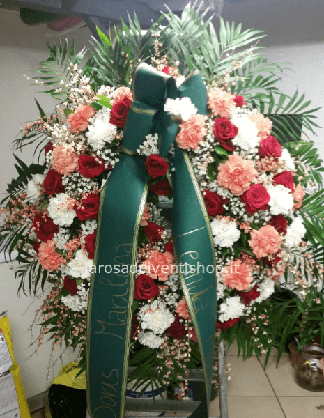 Corona funebre con rose rosse