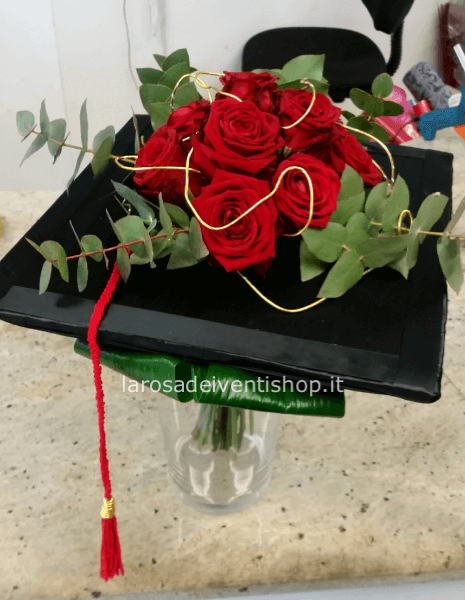 Mazzo di fiori laurea con plateau a tocco