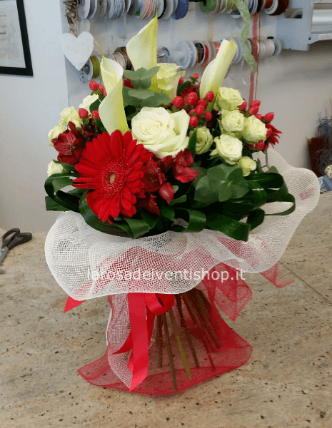 Mazzo di fiori misti tonalità bianco e rosso