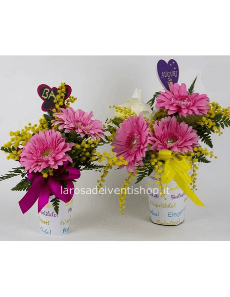 Cono con composizione di fiori misti e mimosa h 18 cm