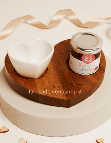 Vassoio, ciotolina cuore e marmellata alla fragola