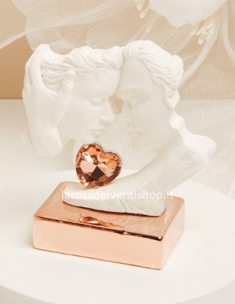 25184 - Coppia Innamorati con base e cuore oro rosa dimensioni 12 x 11 x 5 cm - SCATOLA A SCELTA