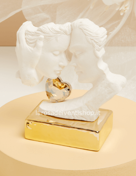 25185 - Coppia Innamorati con base e cuore oro dimensioni 12 x 11 x 5 cm - SCATOLA A SCELTA