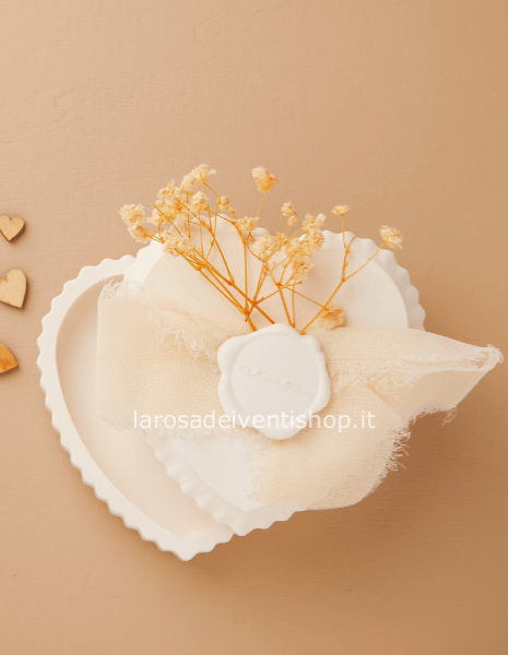 25241 - Scatolina cuore con decoro e fiocco avorio dimensioni 9x8.5x4 cm - SCATOLA A SCELTA