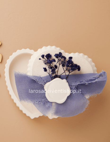25242 - Scatolina cuore con decoro e fiocco blu dimensioni 9x8.5x4 cm - SCATOLA A SCELTA