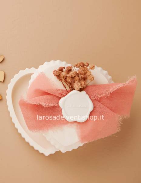 25243 - Scatolina cuore con decoro e fiocco rosa dimensioni 9x8.5x4 cm - SCATOLA A SCELTA