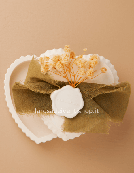 25244 - Scatolina cuore con decoro e fiocco verde dimensioni 9x8.5x4 cm - SCATOLA A SCELTA