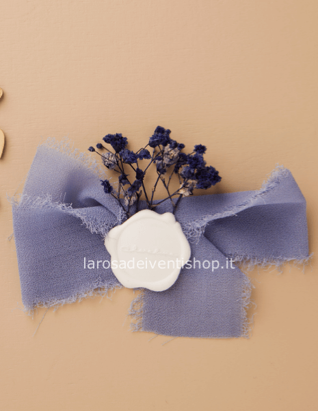 Applicazione fiocco e decoro blu