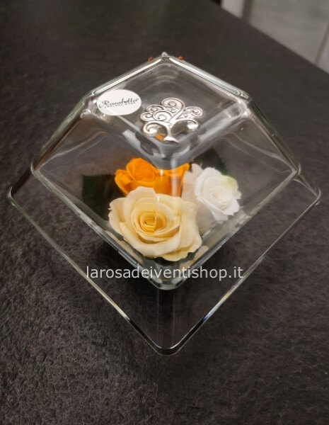Casetta grande in vetro con 3 rose stabilizzate