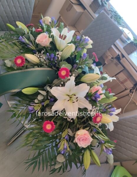 Cuscino funebre con lilium e fiori misti