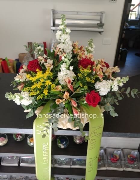 Cesto funebre con rose rosse